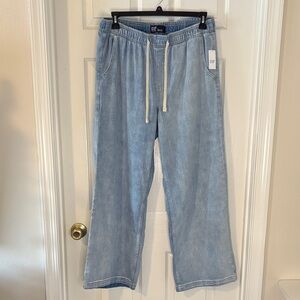 GAP Women’s Relaxed Fit Jeans in Light Blue in Large